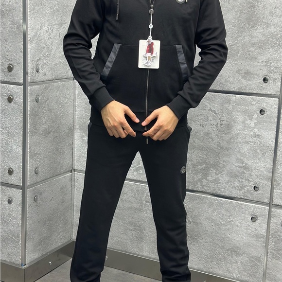 Men's Black Logo-Embroidered Jogger Pants - Picture 2 of 3